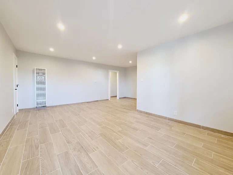1819 S Manhattan Pl — Photo 1
