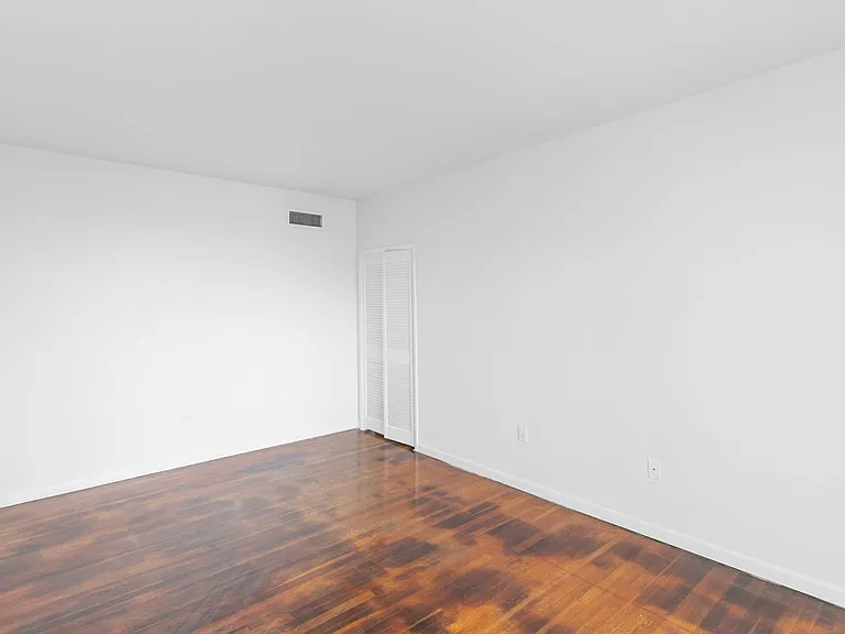 Oakmont Apartments — Photo 46