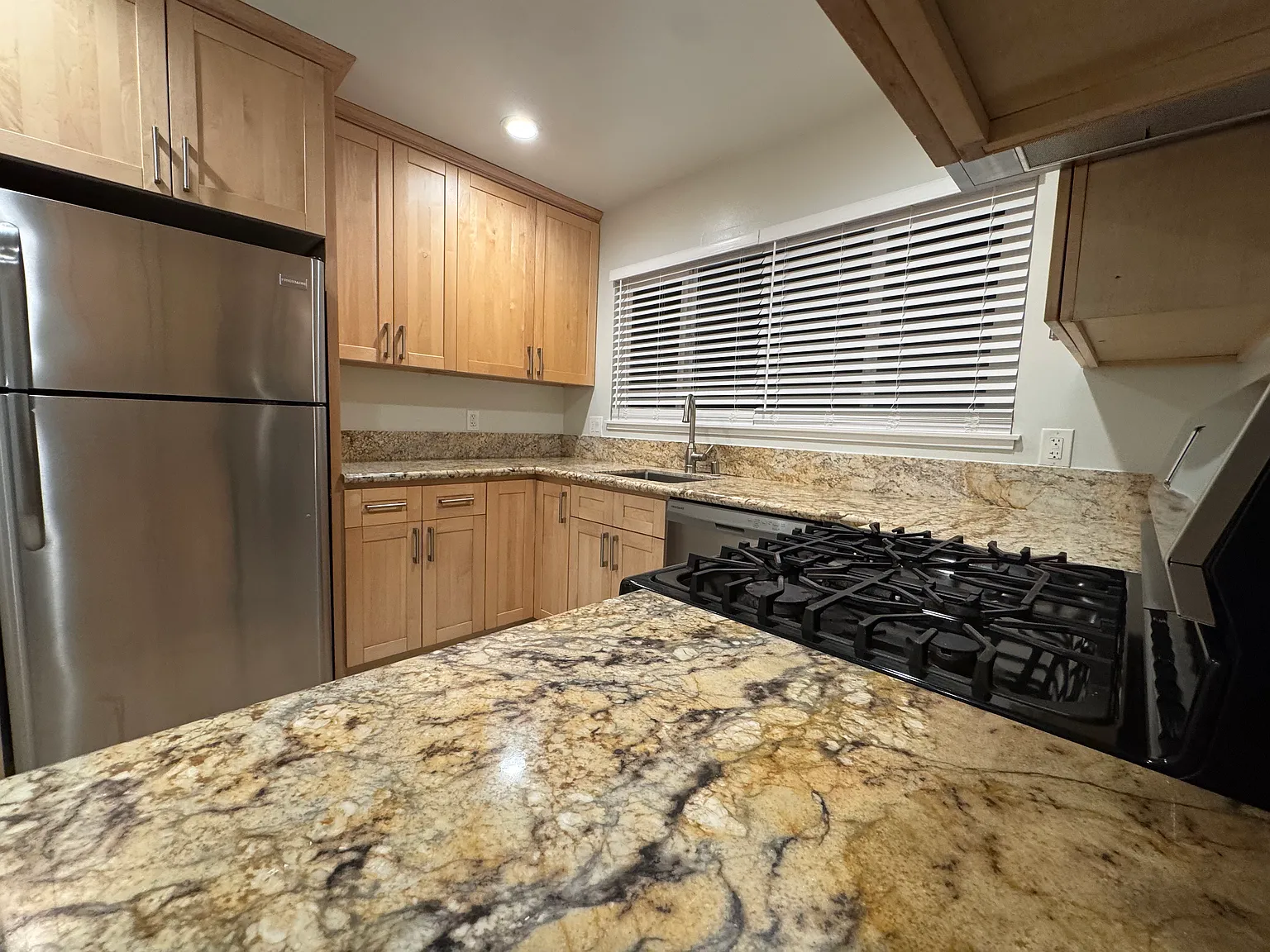 942 Rose Ave — Photo 3