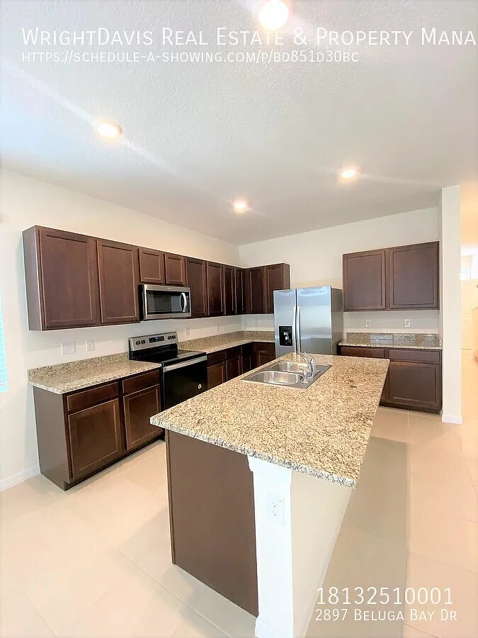 Beautiful 3-bedroom, 2.5-bathroom end-unit home — Photo 2