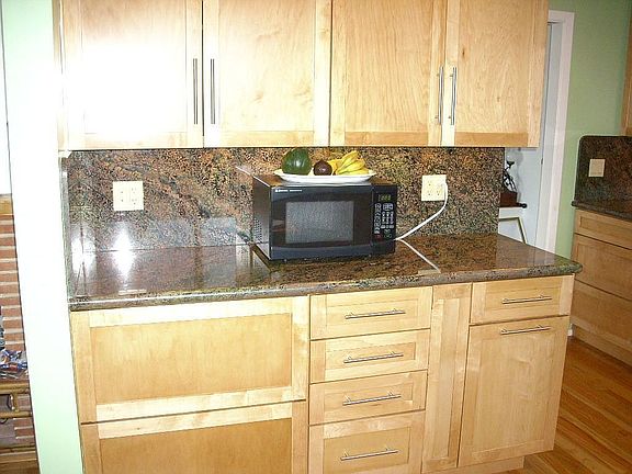 oak floors, gorgeous granite