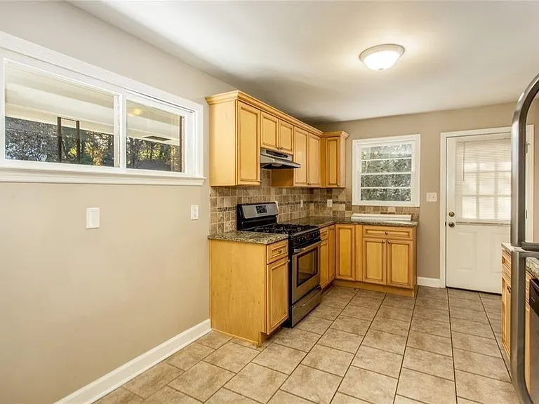 2720 Stonecreek Rd SE — Photo 8