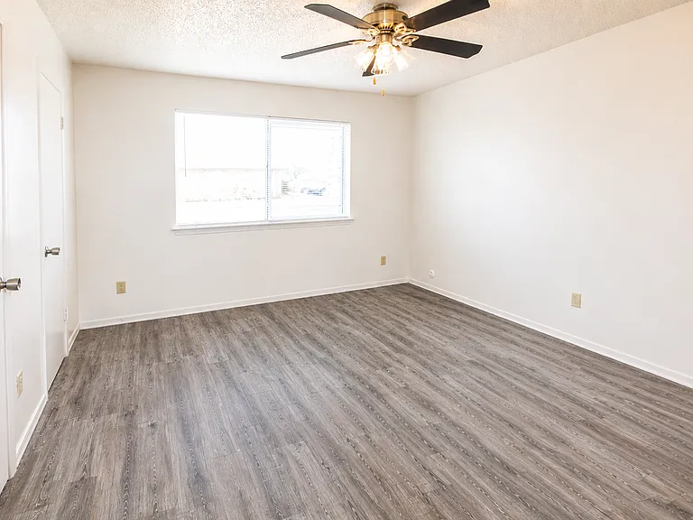 Woodside Village Apartments — Photo 18
