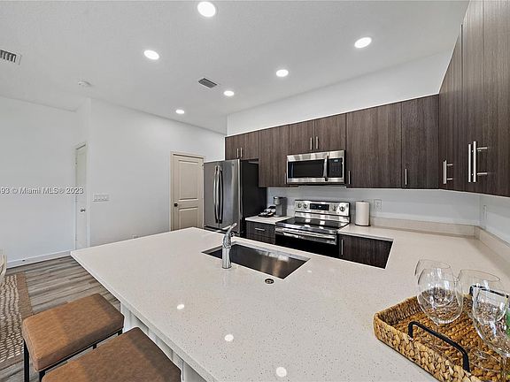 5th image of 1559 W 26th Ct #1