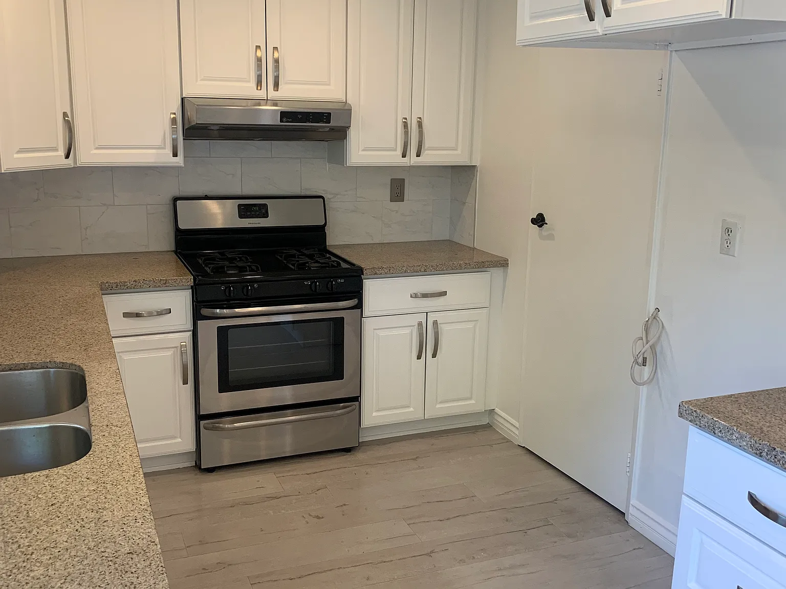 3 bed, 1075 sqft, $3,650 — Photo 2