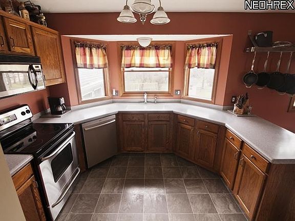 2nd image of 1658 Sawyer St