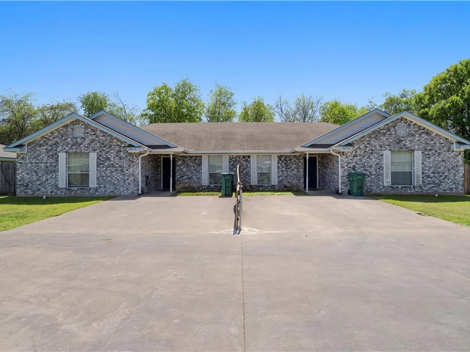 860 N Lacy Dr — Photo 1