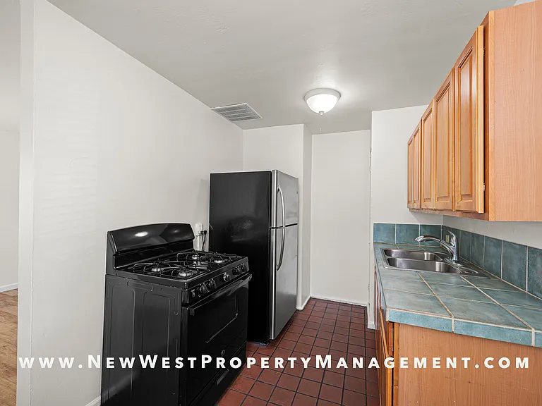 547 22nd St — Photo 11