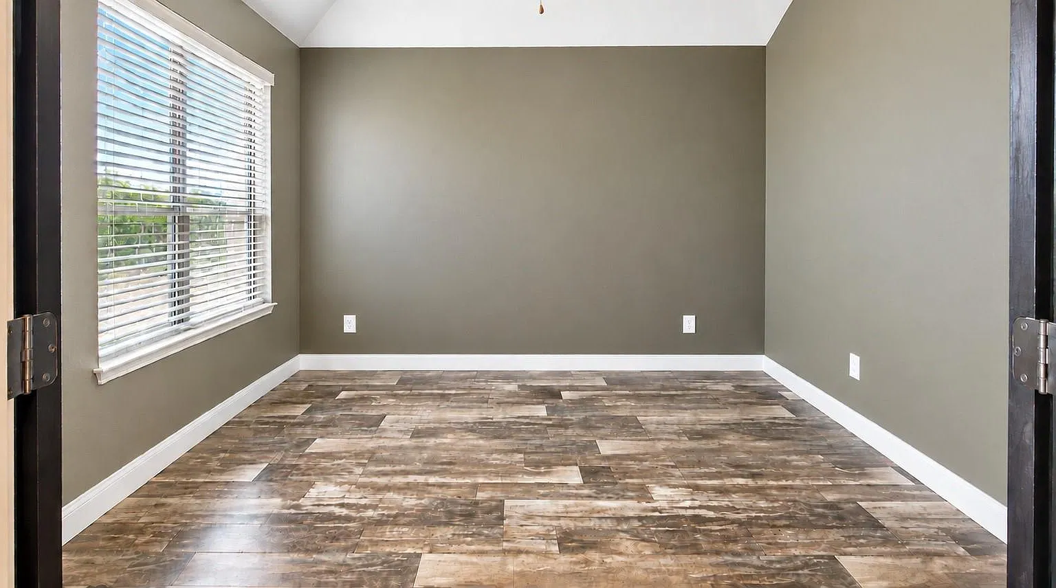 3 bed, 2.0 bath, 1740 sqft, $2,000 — Photo 2
