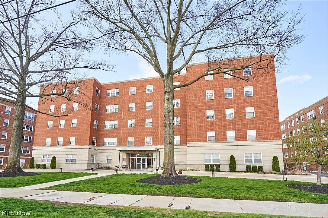 18975 Van Aken Blvd APT 411 photo 1