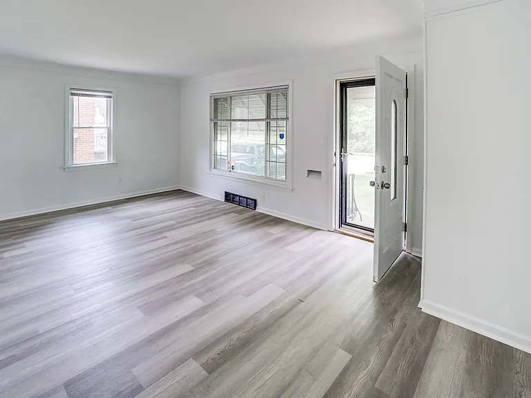 1343 Victory Dr — Photo 9