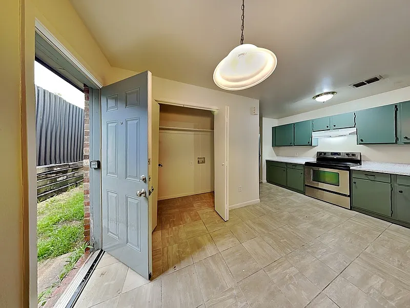 3 bed, 2.0 bath, 900 sqft, $1,599 — Photo 2
