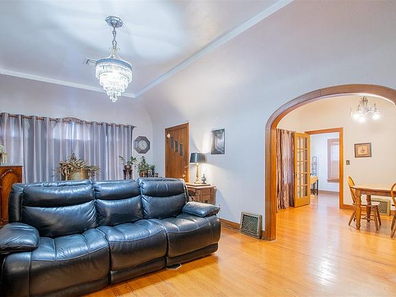 3rd image of 1022 NE 19th St