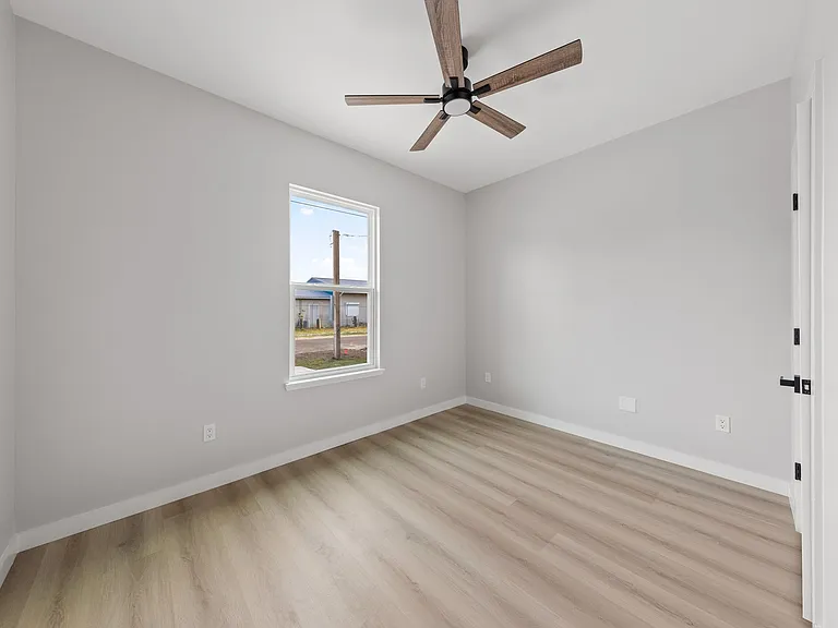 517 E 8th St #1 — Photo 13