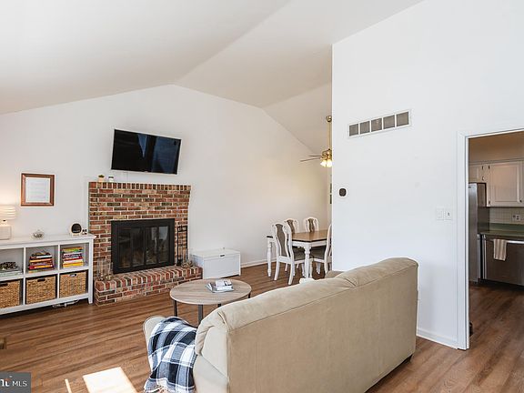5th image of 300 Royal Oak Dr
