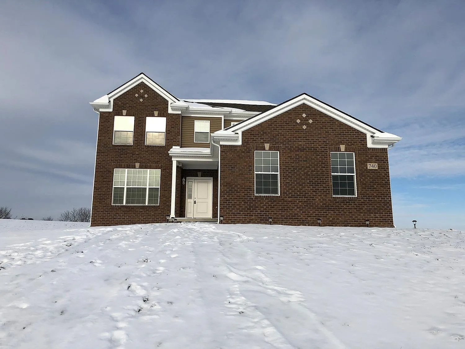 740 Meadow Hl photo 1