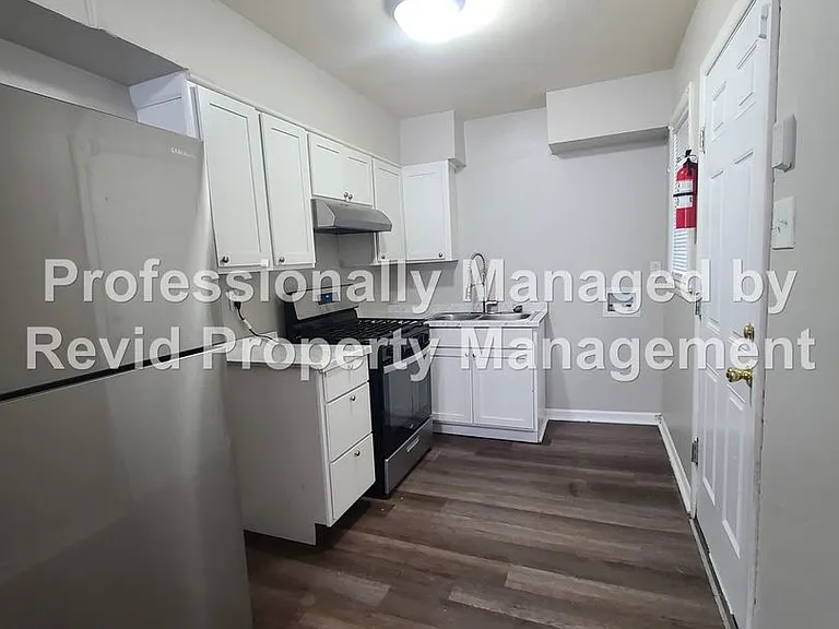 744 Lester St — Photo 5