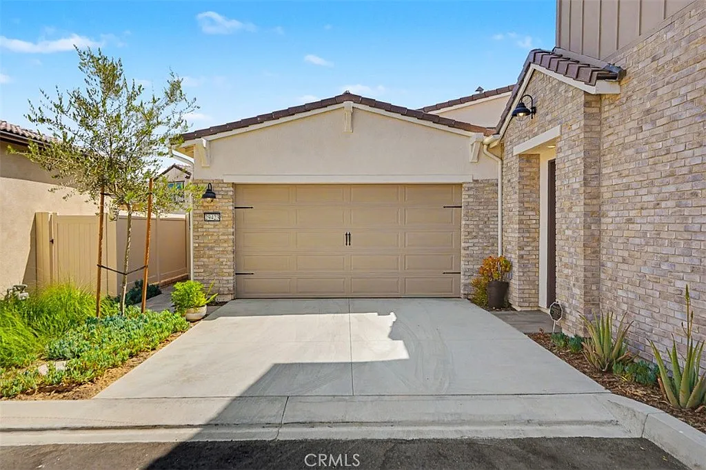 2 bed, 4.0 bath, 2269 sqft, $5,500 — Photo 2