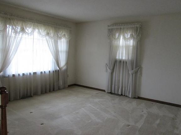 4th image of 390 Lynnwood Dr