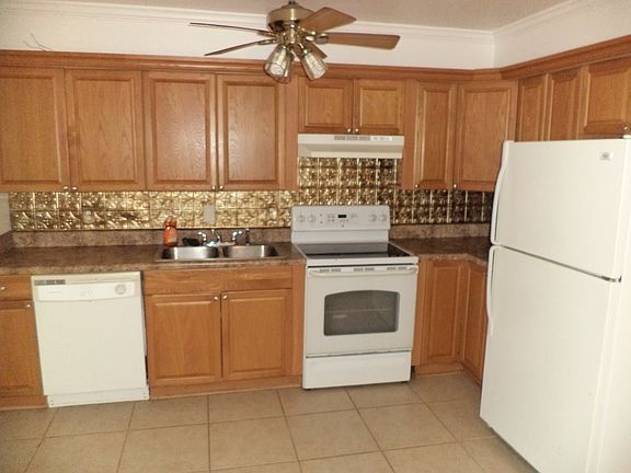 3rd image of 803 S Grosvenor Ct