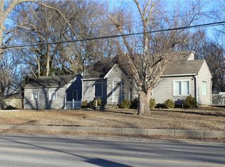 5912 W 75th St, Prairie Village, KS 66208