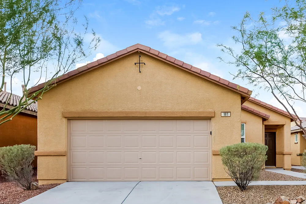 3 bed, 2.0 bath, 1340 sqft, $2,210 — Photo 1