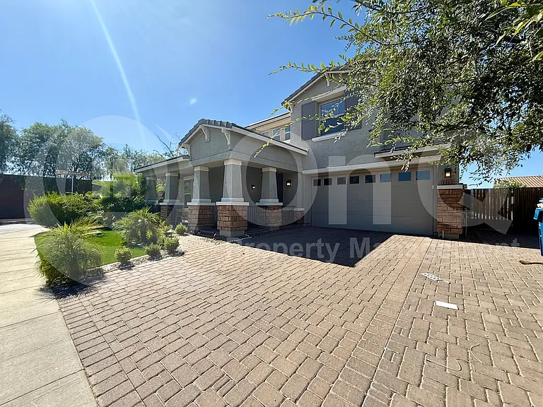 1312 E Gemini Pl — Photo 2