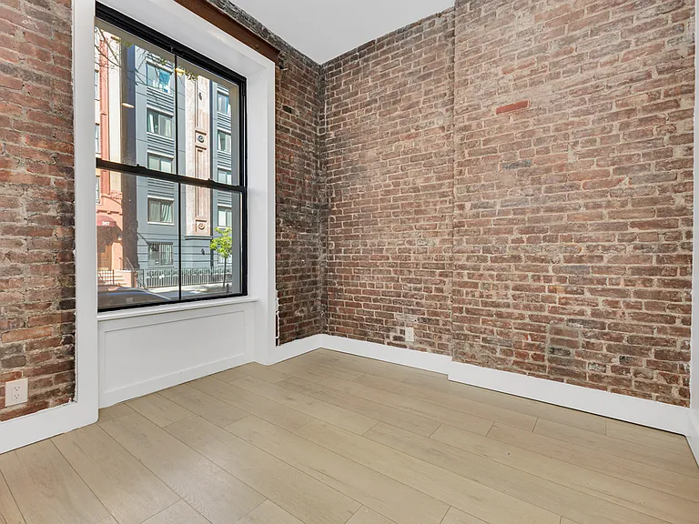 356 W 48th St #D1 — Photo 17