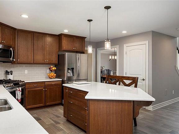5th image of 5 Darien Ct