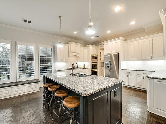 3rd image of 5013 Lake Forest Dr