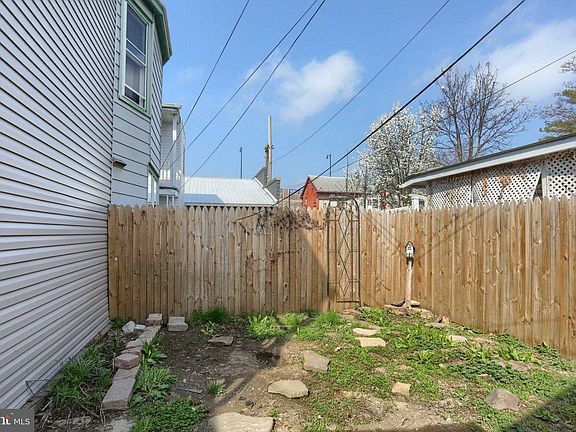 5th image of 825 Scull St #1