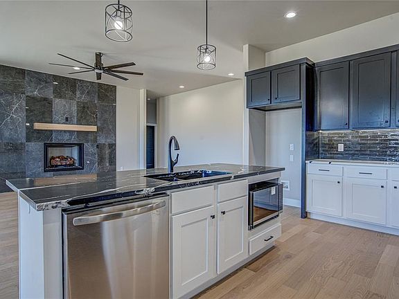 4th image of 1050 Colonial Ave