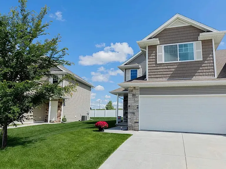8767 Ridge Hollow Dr — Photo 2