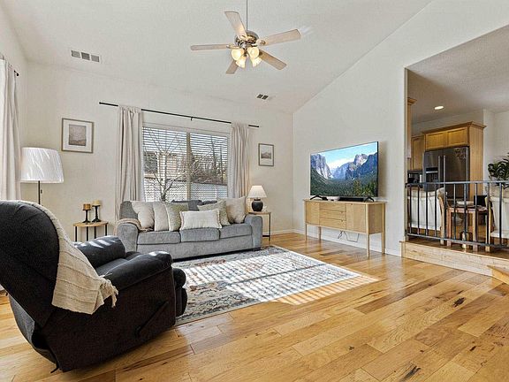 5th image of 18570 Laurel Ave