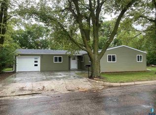 110 S 12th St, Flandreau, SD 57028