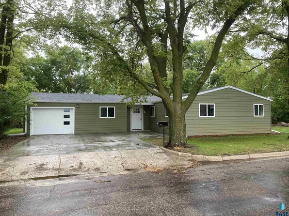 110 S 12th St, Flandreau, SD 57028