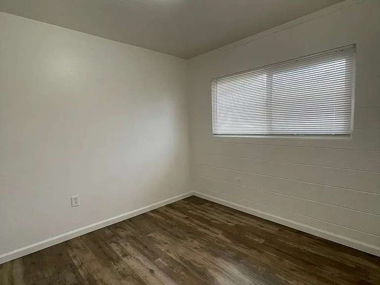 2106 N Daley St — Photo 35
