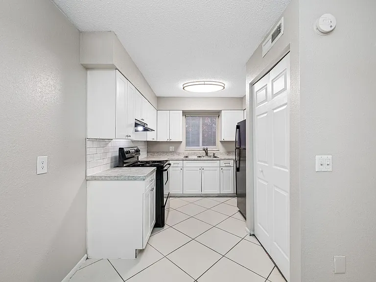 KC Flats Apartments — Photo 85