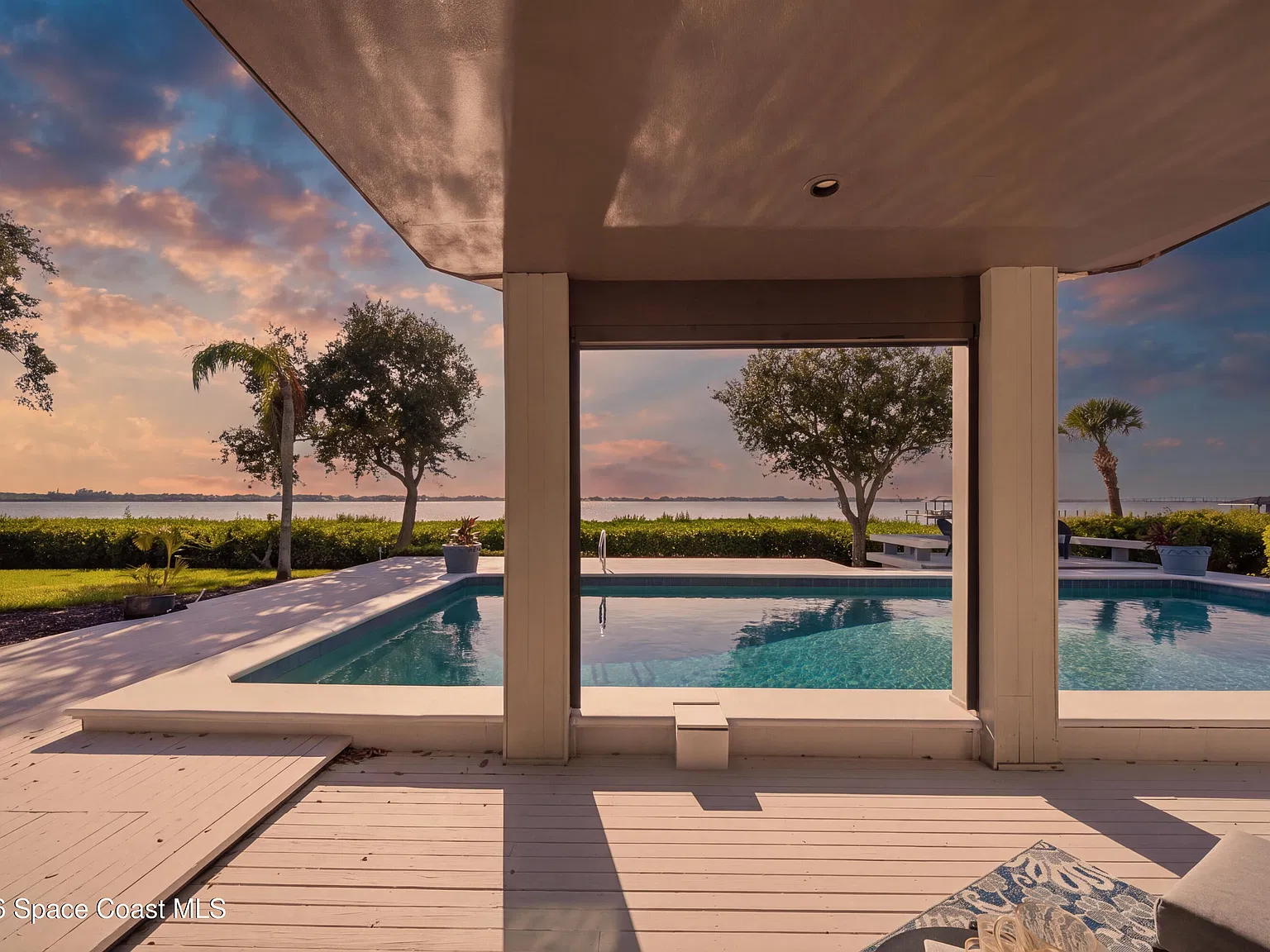 4 bed, 4.0 bath, 4941 sqft, $8,000 — Photo 3