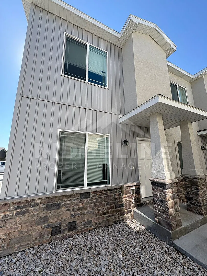 694 Saturn Ave — Photo 1