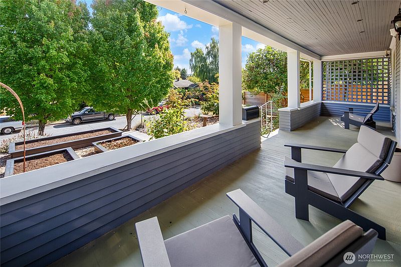 3rd image of 4023 47th Avenue SW