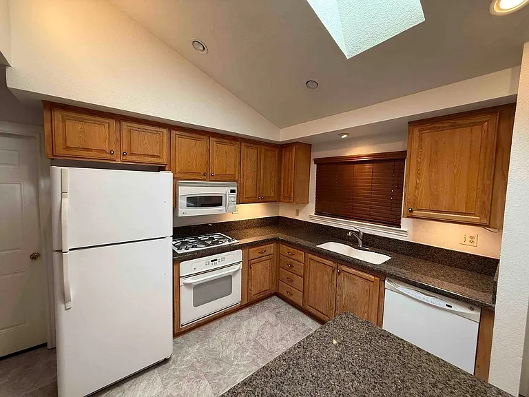 153 Waterglen Cir — Photo 32