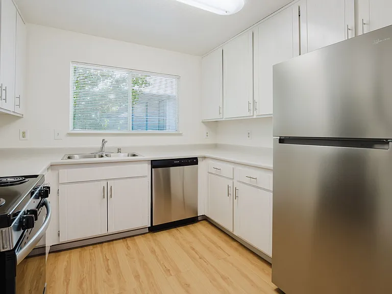 Parkwood Court Apartments — Photo 20