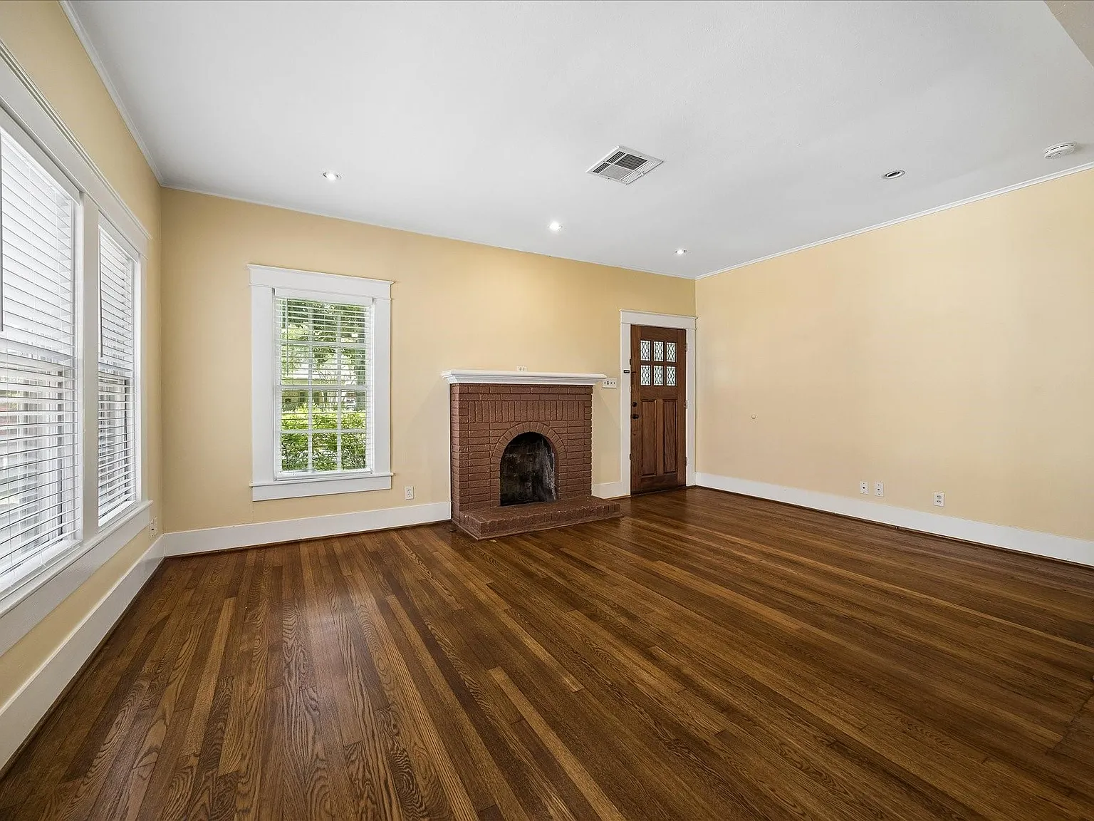 3 bed, 2.0 bath, 1971 sqft, $2,850 — Photo 2