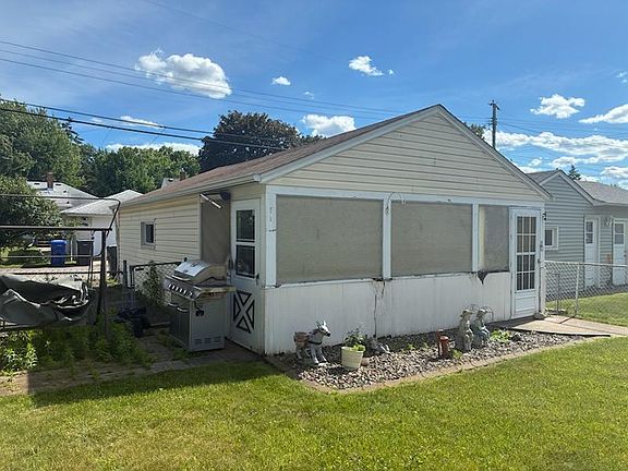 3rd image of 1552 Idaho Ave E