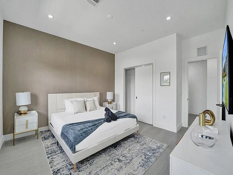 1220 NE 15th Ave — Photo 28