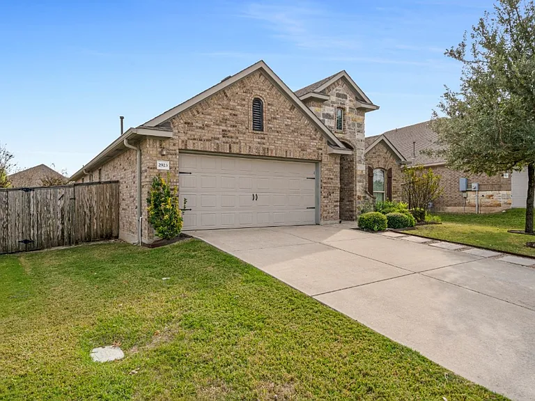 2923 Bluffstone Dr — Photo 2