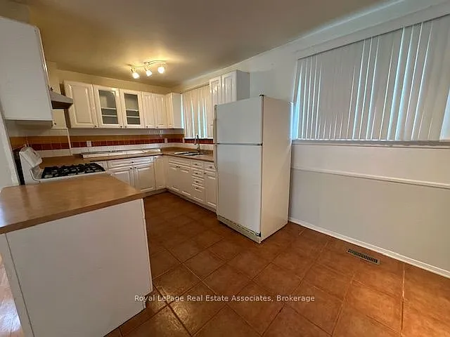 13 Edwin Dr — Photo 5