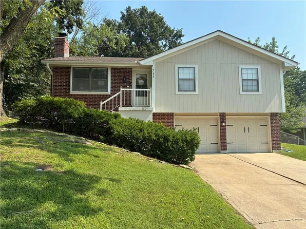 717 SE Parkwood Ct, Blue Springs, MO 64014