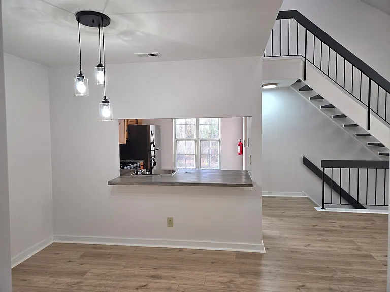 404 Harwood Ct #B — Photo 7